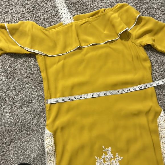 Kurta kameez pants off shoulder, mustard yellow white lace long sleeve - Picture 10 of 14